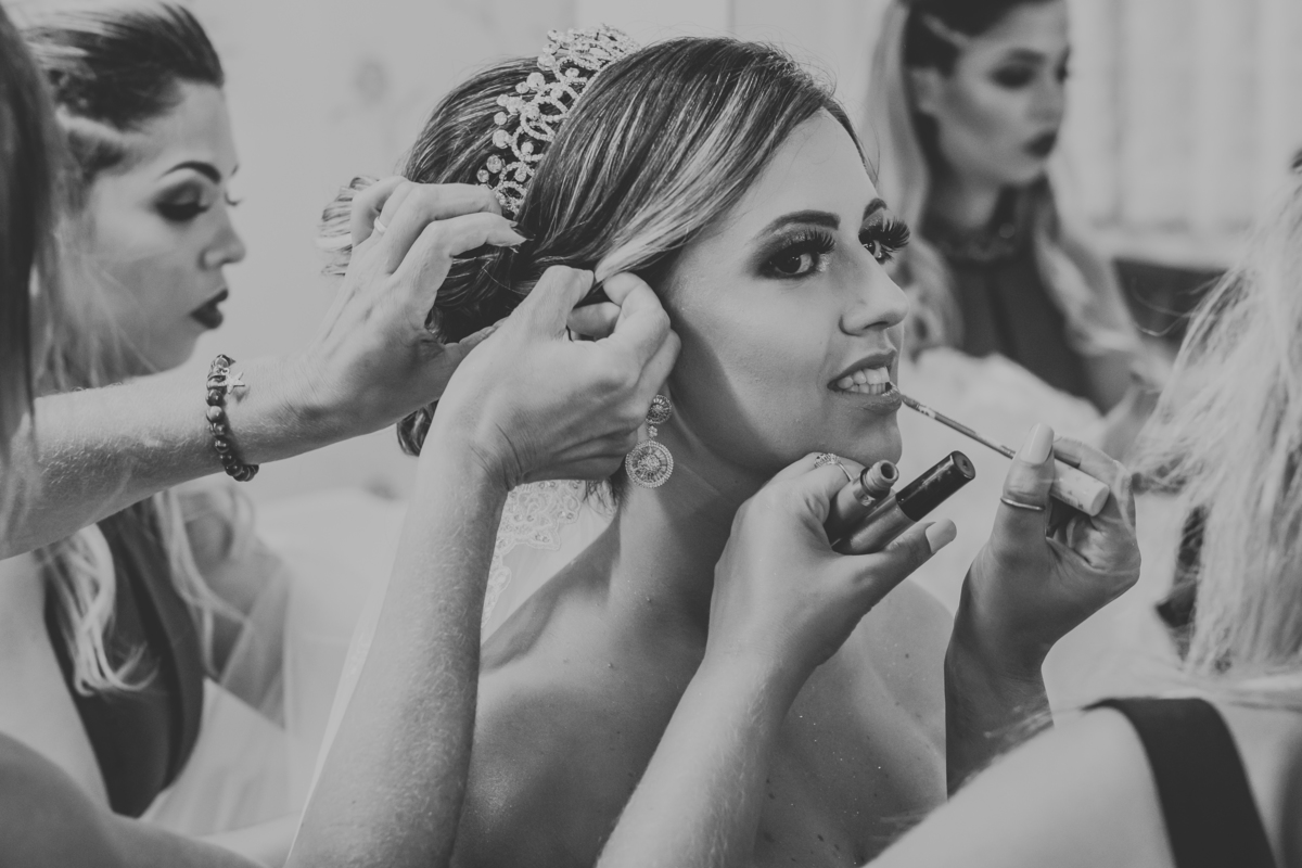 Dia da noiva Juliane últimos detalhes maquiagem Monte Castelo Eventos