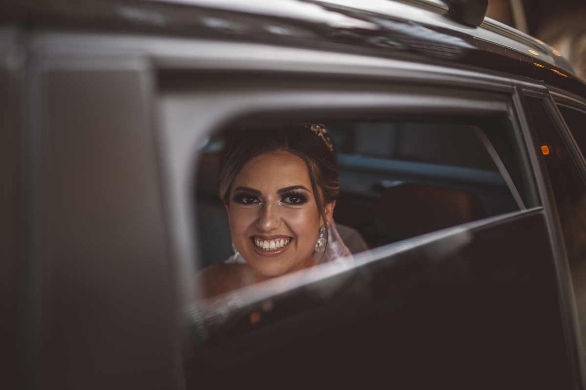 noiva no carro Monte Castelo Eventos