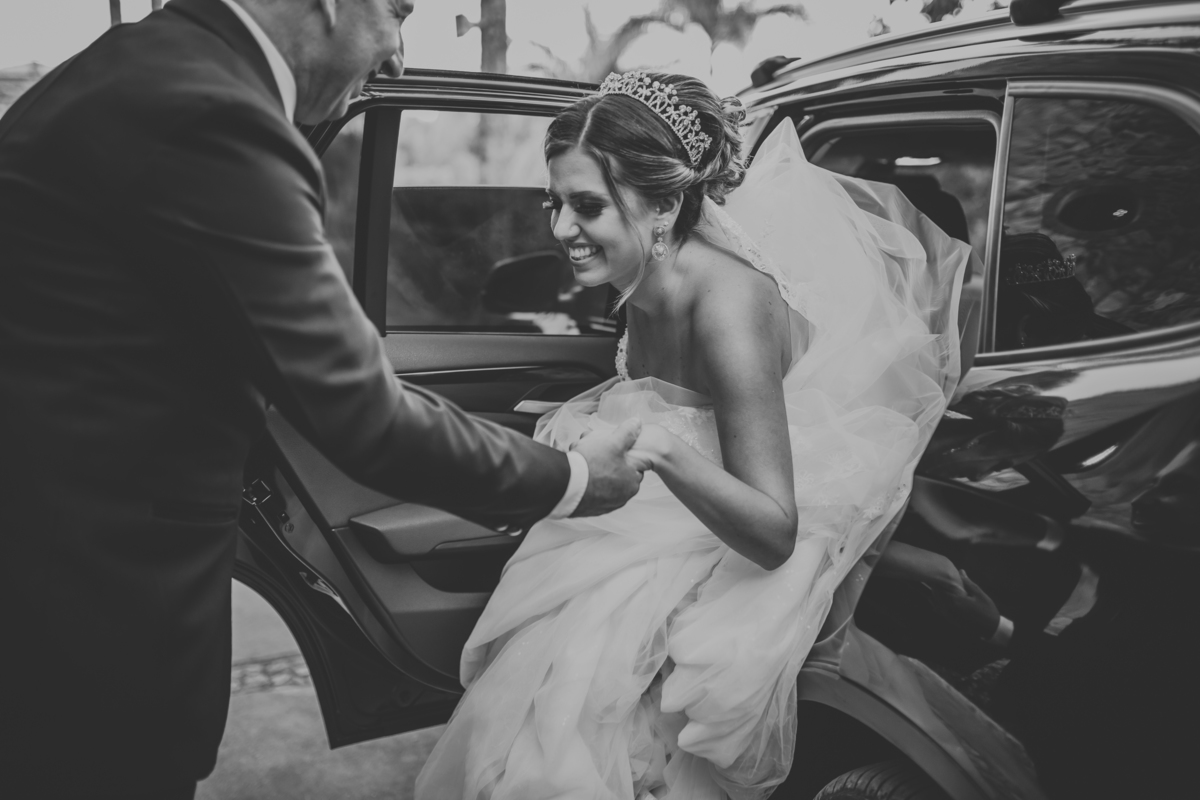 noiva saindo do carro Monte Castelo Eventos
