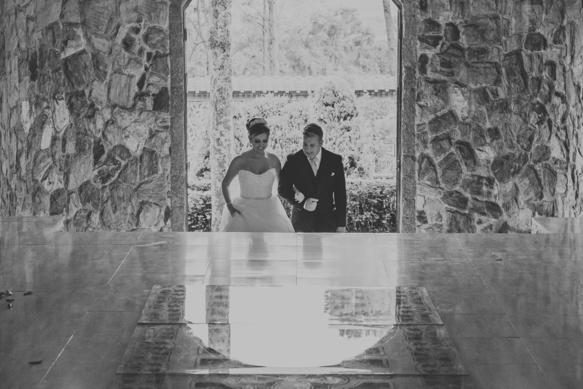 noiva entrando no casamento Monte Castelo Eventos