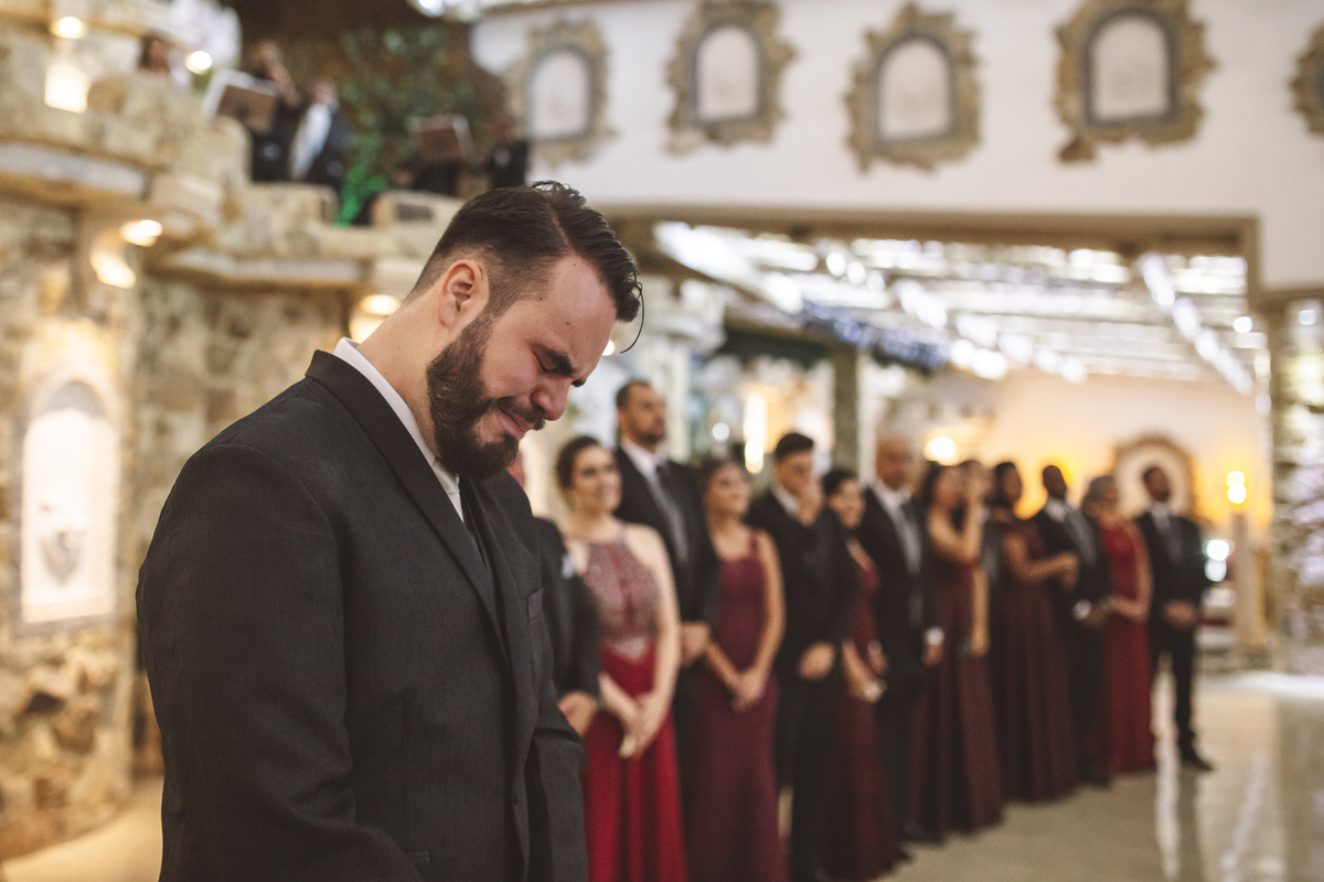 Noivo emocionado com a entrada da noiva Monte Castelo Eventos