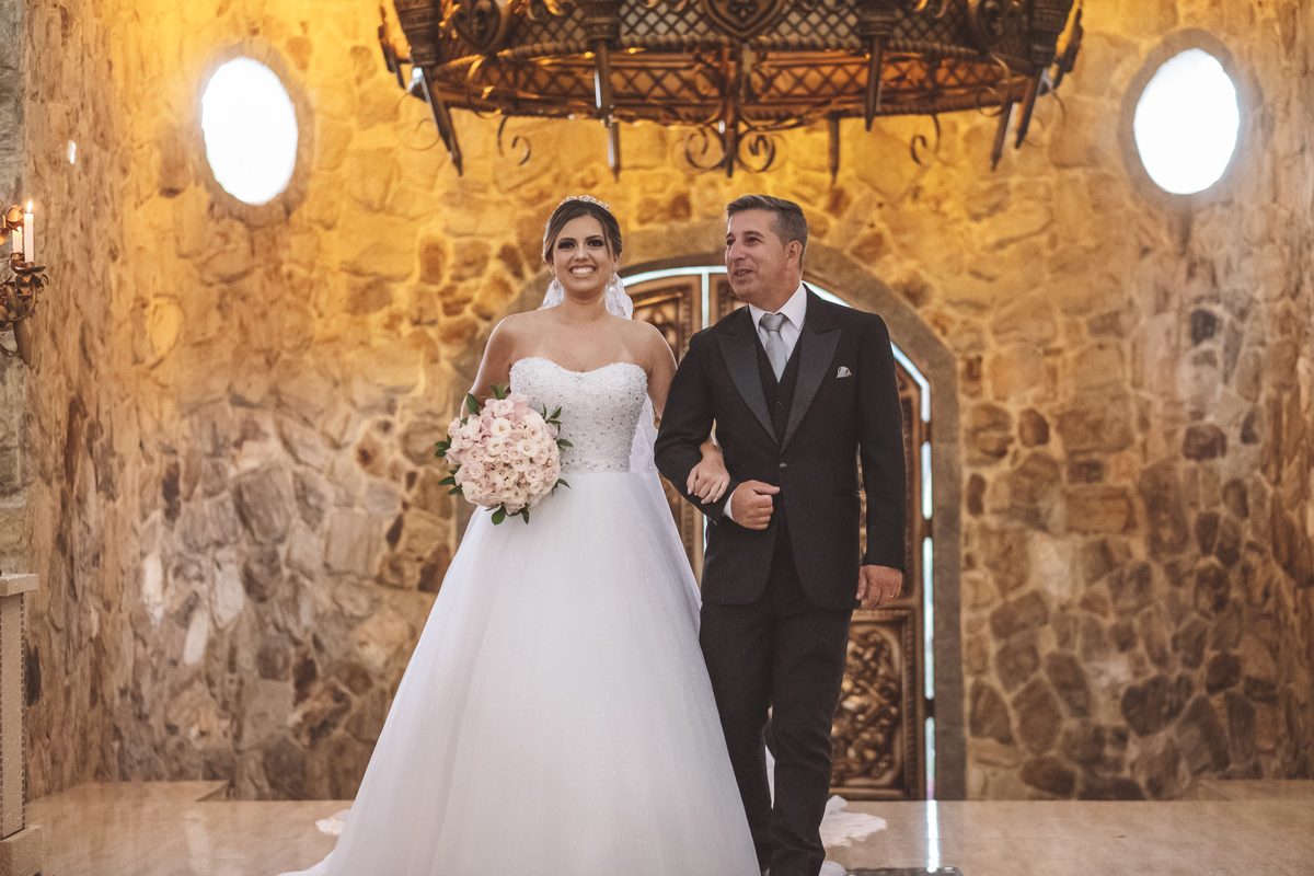 noiva entrando no casamento Monte Castelo Eventos