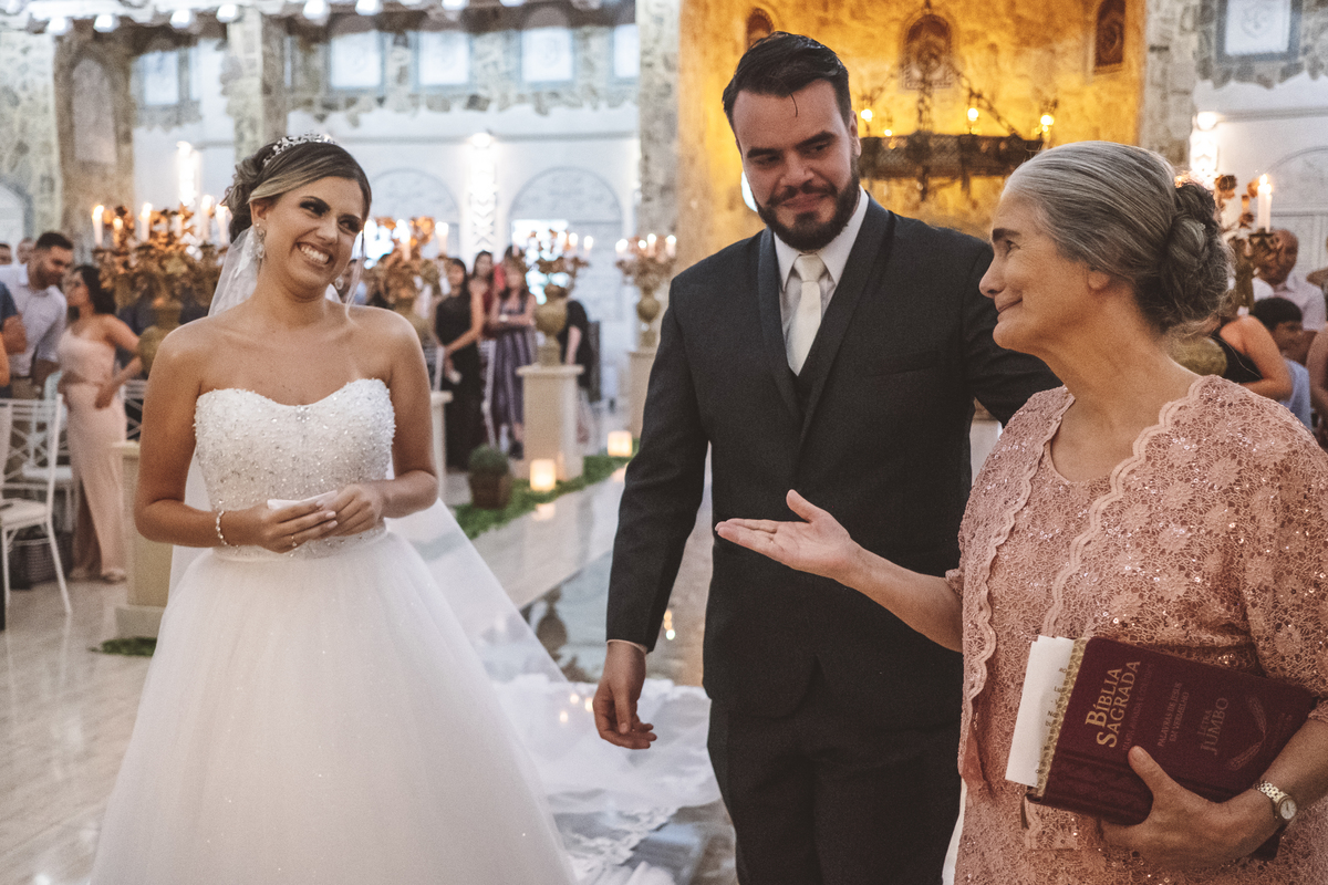 Noivo recebendo a avó da noiva que celebrou a cerimônia  Monte Castelo Eventos