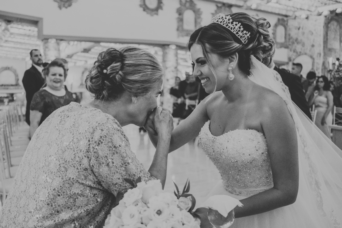 avó beijando a mão da noiva Monte Castelo Eventos