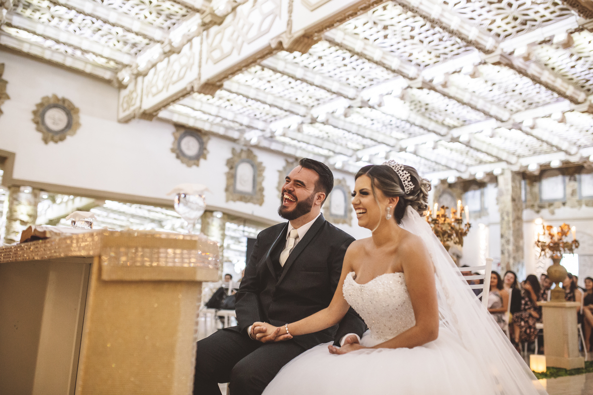 noivos sentados durante a cerimonia Monte Castelo Eventos