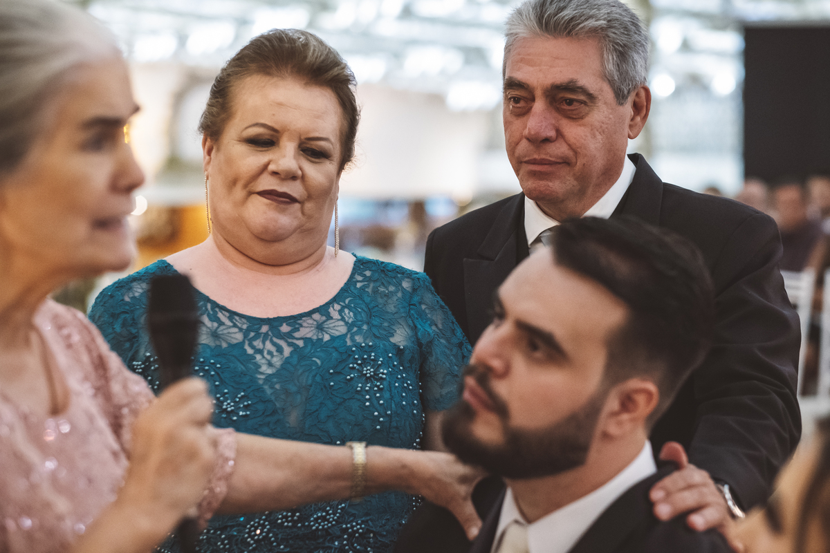 Pais dos noivos na cerimônia abençoando casal Monte Castelo Eventos