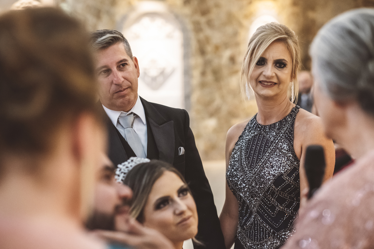 Pais da noiva na cerimônia abençoando casal Monte Castelo Eventos