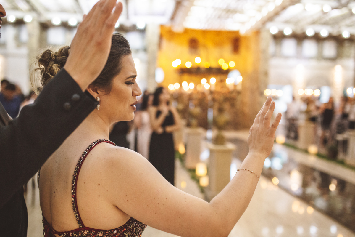 Padrinhos abençoando noivos Monte Castelo Eventos