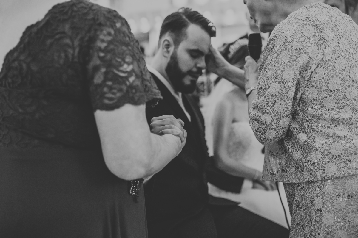 Avó da noiva abençoando noivo casal Monte Castelo Eventos