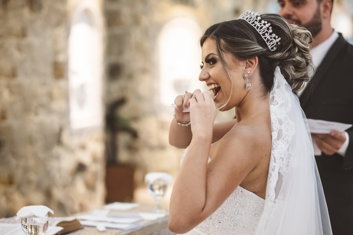 Noiva fazendo coração para mãe Monte Castelo Eventos