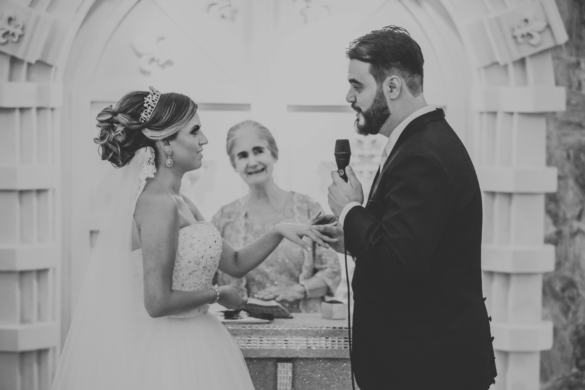 noivo colocando a aliança  a noiva Monte Castelo Eventos