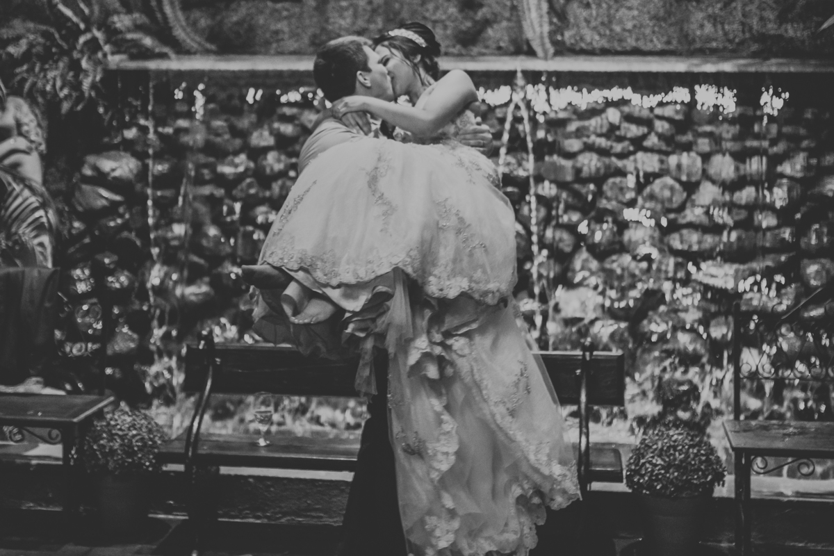 noivo pegando a noiva no colo na balada Napoleão Buffet São Bernardo 