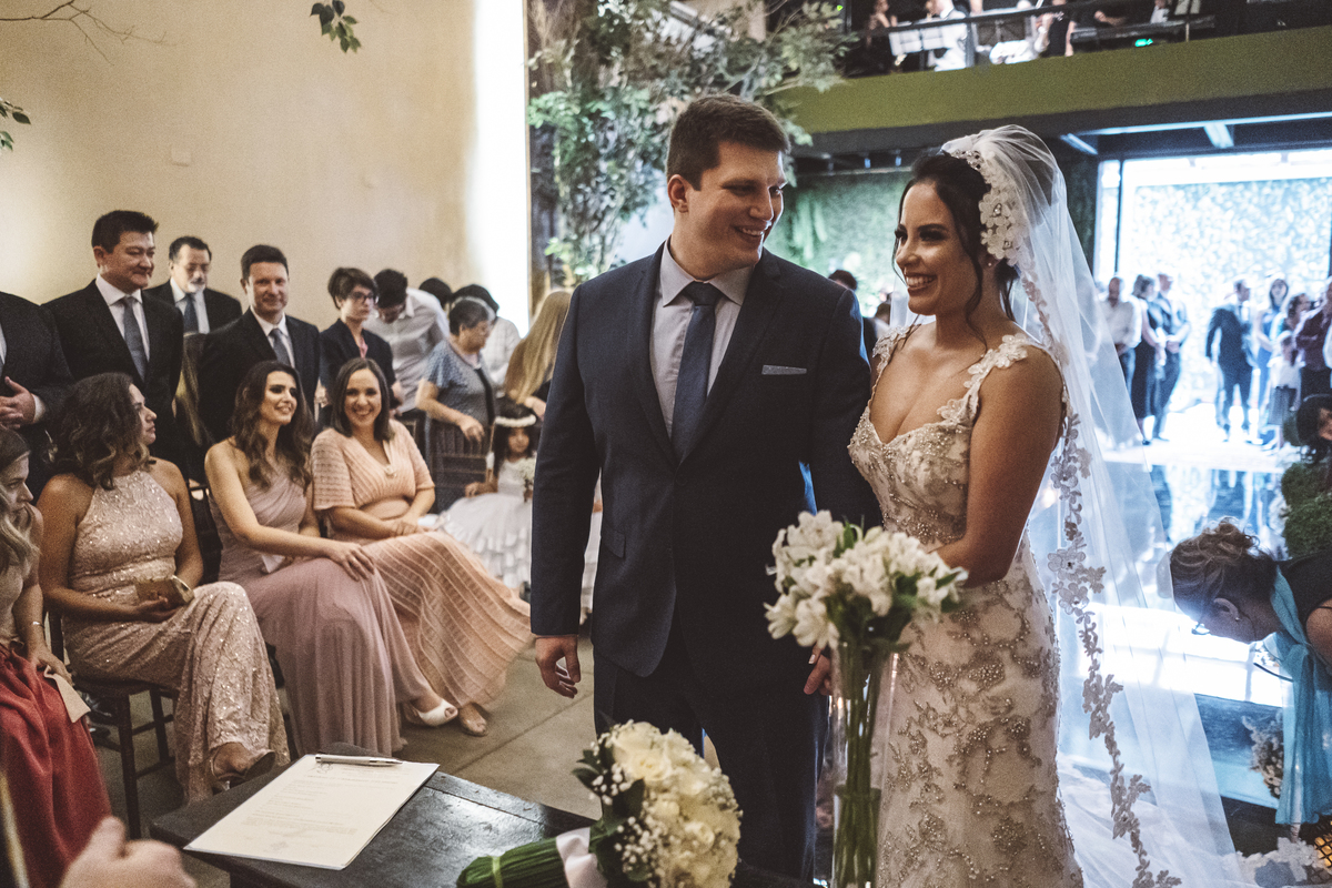 noivo admirando com a noiva Napoleão Buffet São Bernardo do Campo