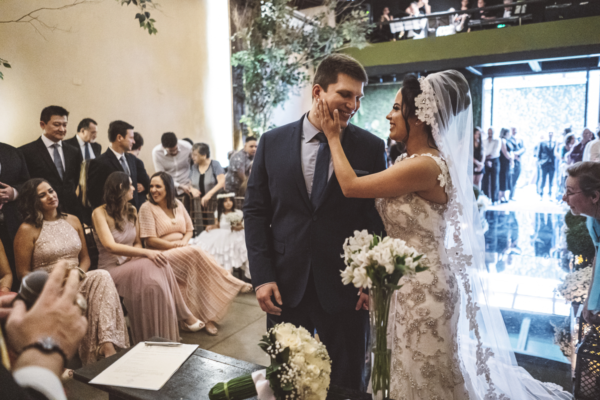 noiva acariciando noivo Napoleão Buffet São Bernardo do Campo