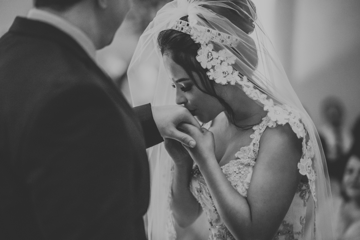 noiva beijando a aliança do noivo  Napoleão Buffet São Bernardo do Campo