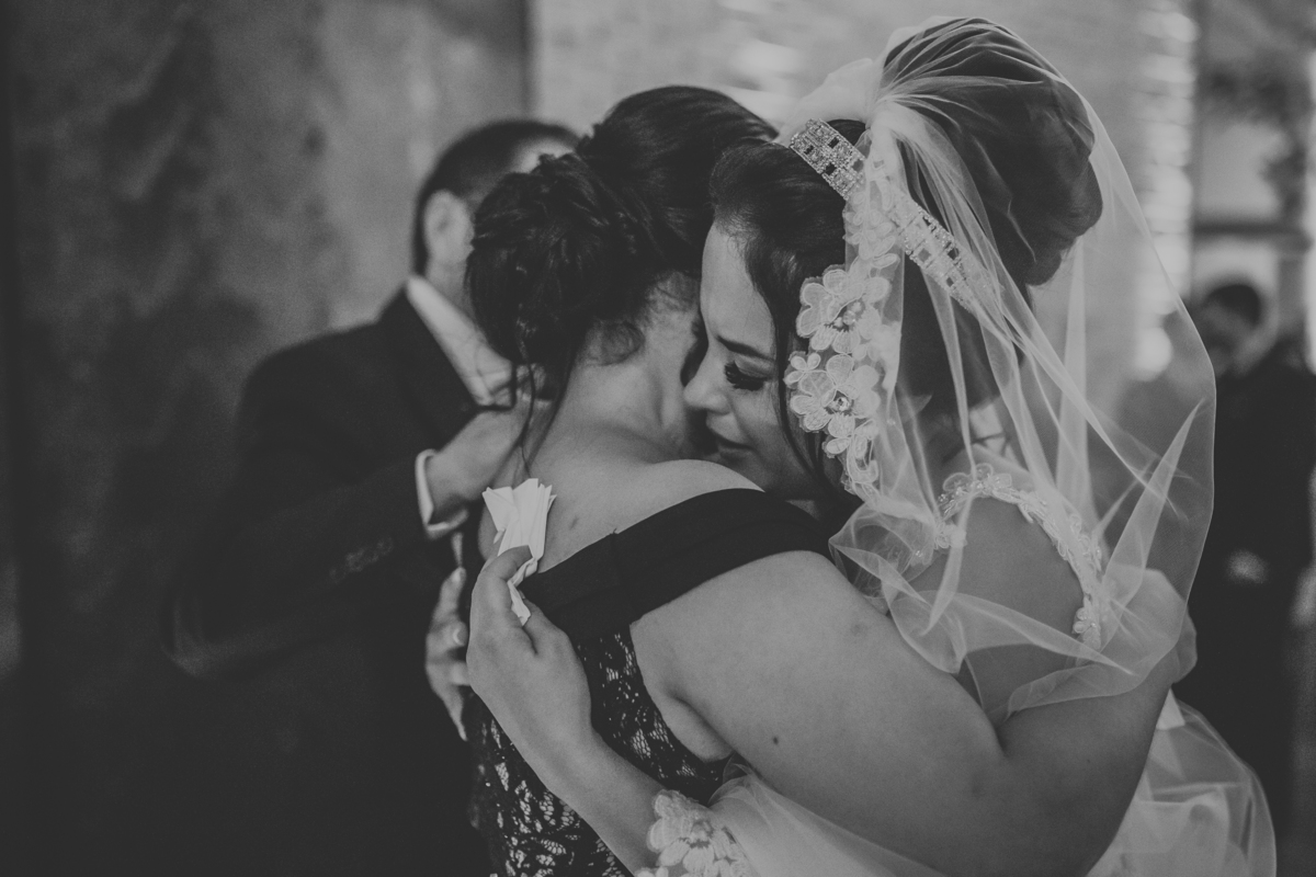 noiva abraçando a mãe  Napoleão Buffet São Bernardo do Campo