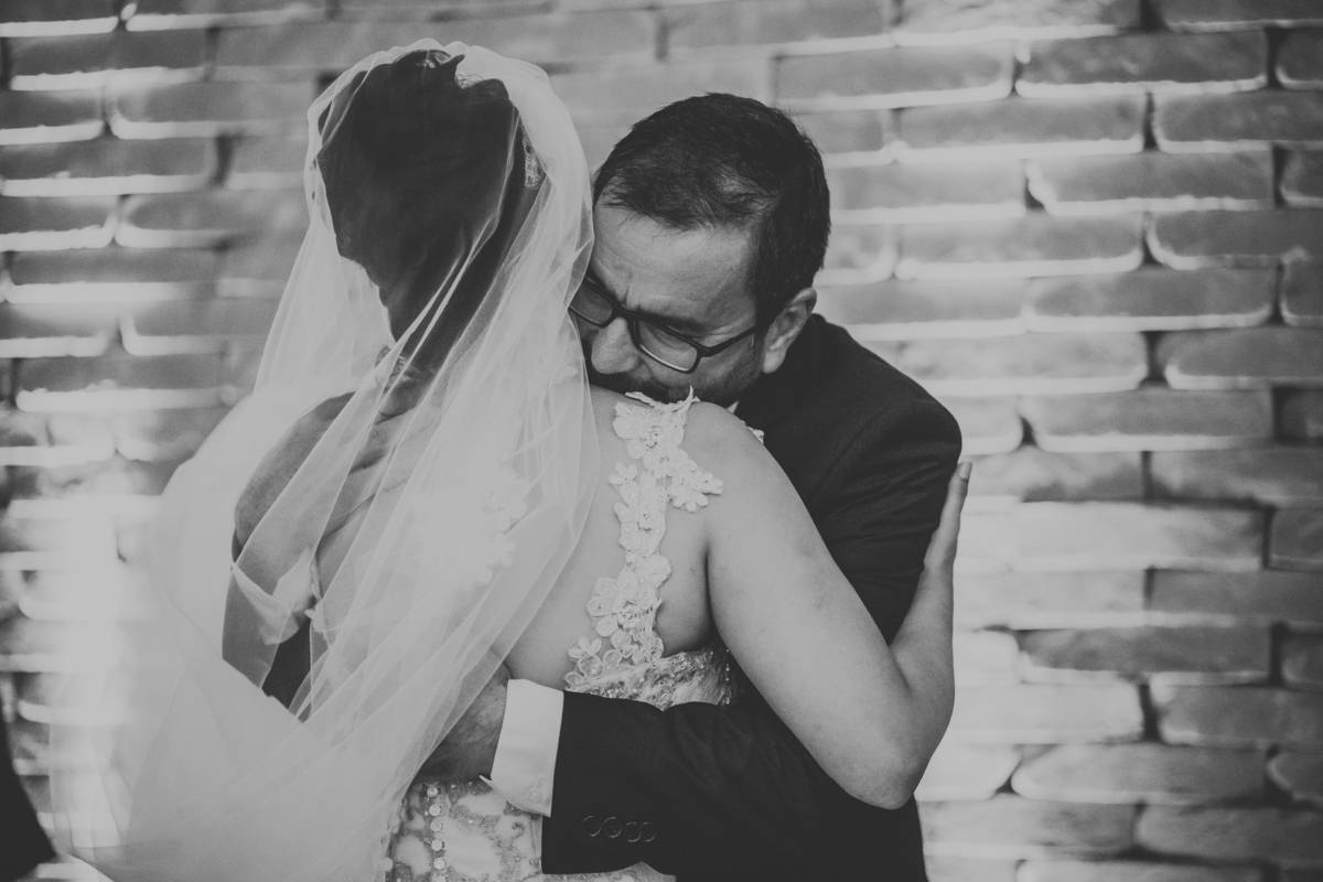 noiva abraçando o pai  Napoleão Buffet São Bernardo 