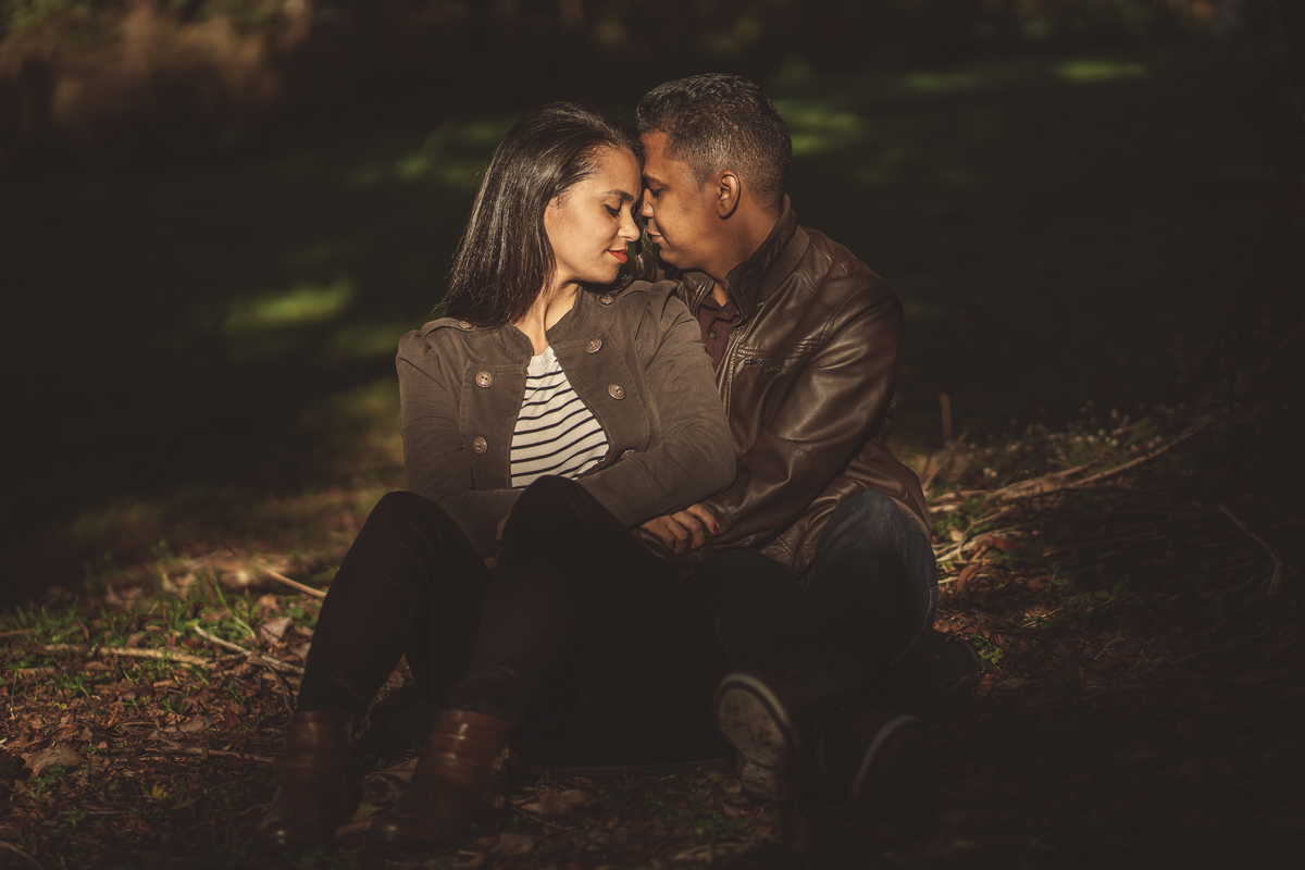 Ensaio Thuany e Jilvan Campos do Jordão casal sentado no gramado