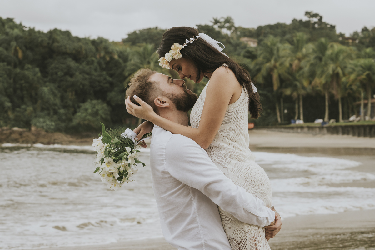 Ensaio pré casamento Bruna e Diego praia das conchas guarujá - sp,  pre-wedding noiva no colo do noivo