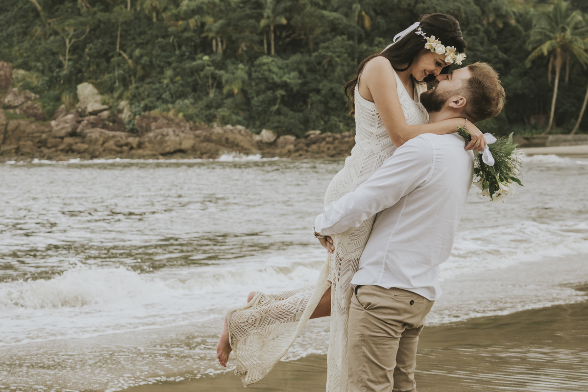 Ensaio pré casamento Bruna e Diego praia das conchas guarujá - sp,  pre-wedding noiva no colo do noivo