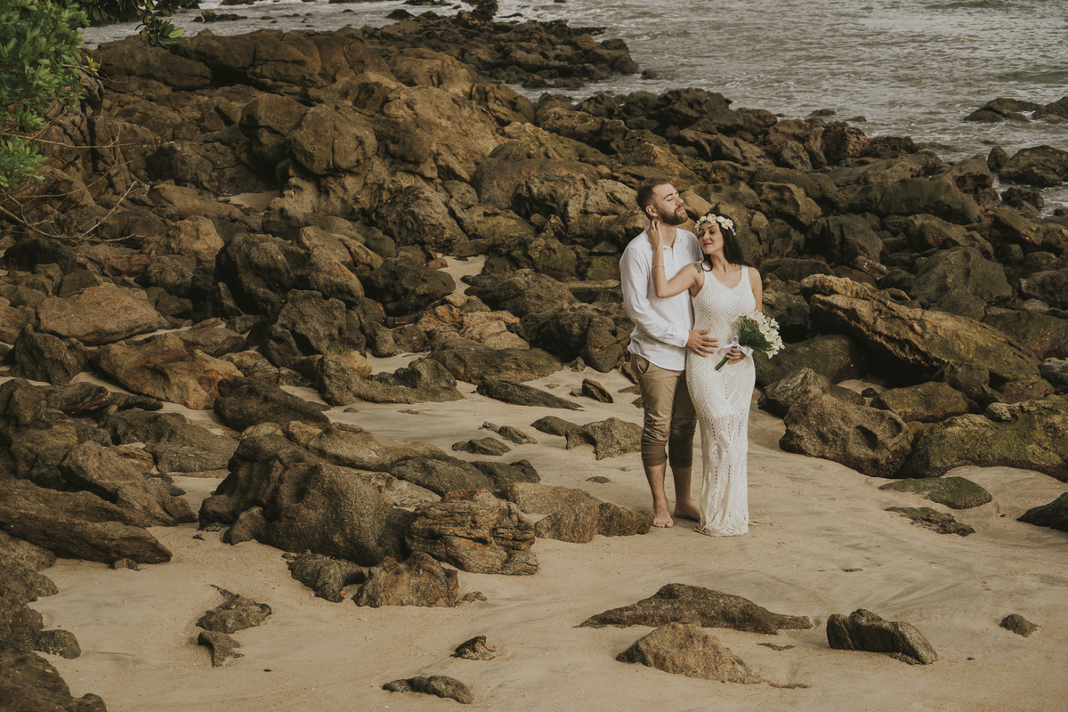 Ensaio pré casamento Bruna e Diego praia das conchas guarujá - sp,  pre-wedding noivos entre as pedras