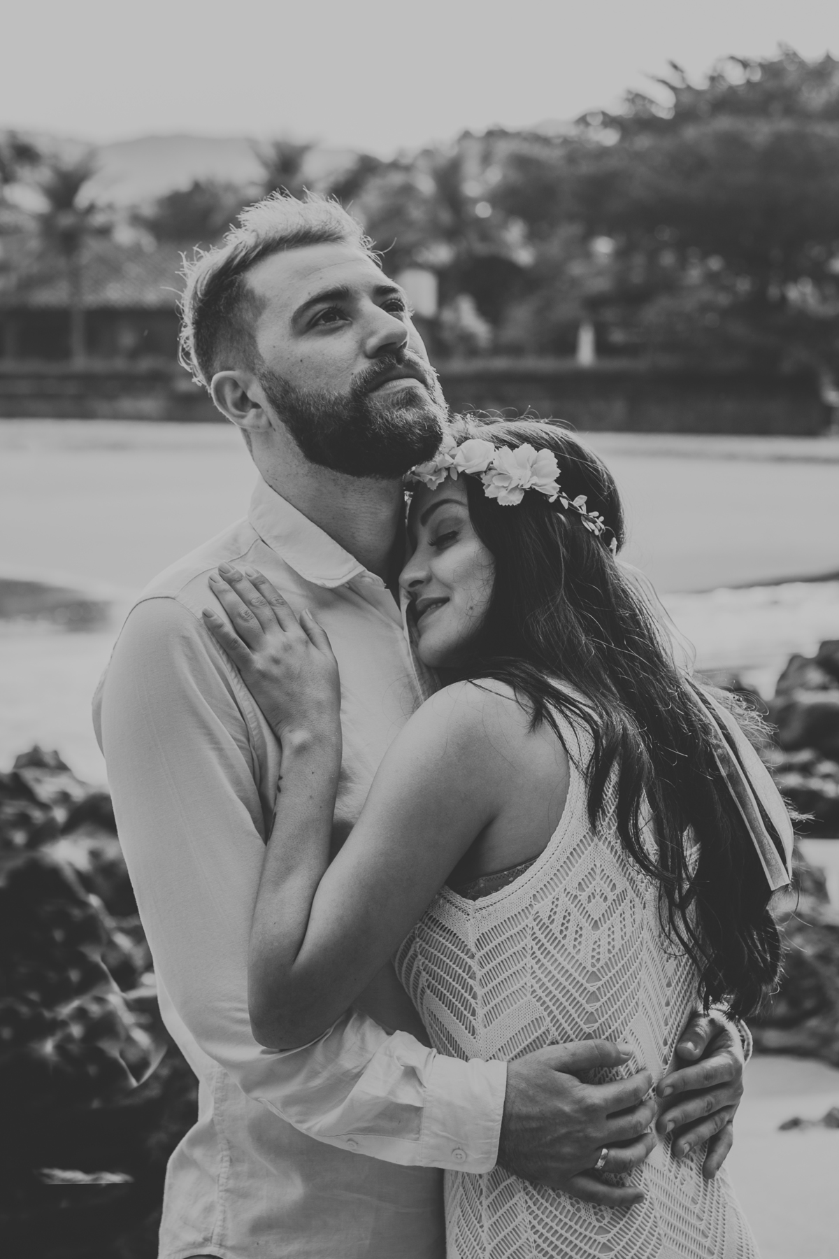 Ensaio pré casamento Bruna e Diego praia das conchas guarujá - sp,  pre-wedding noiva descansando no noivo