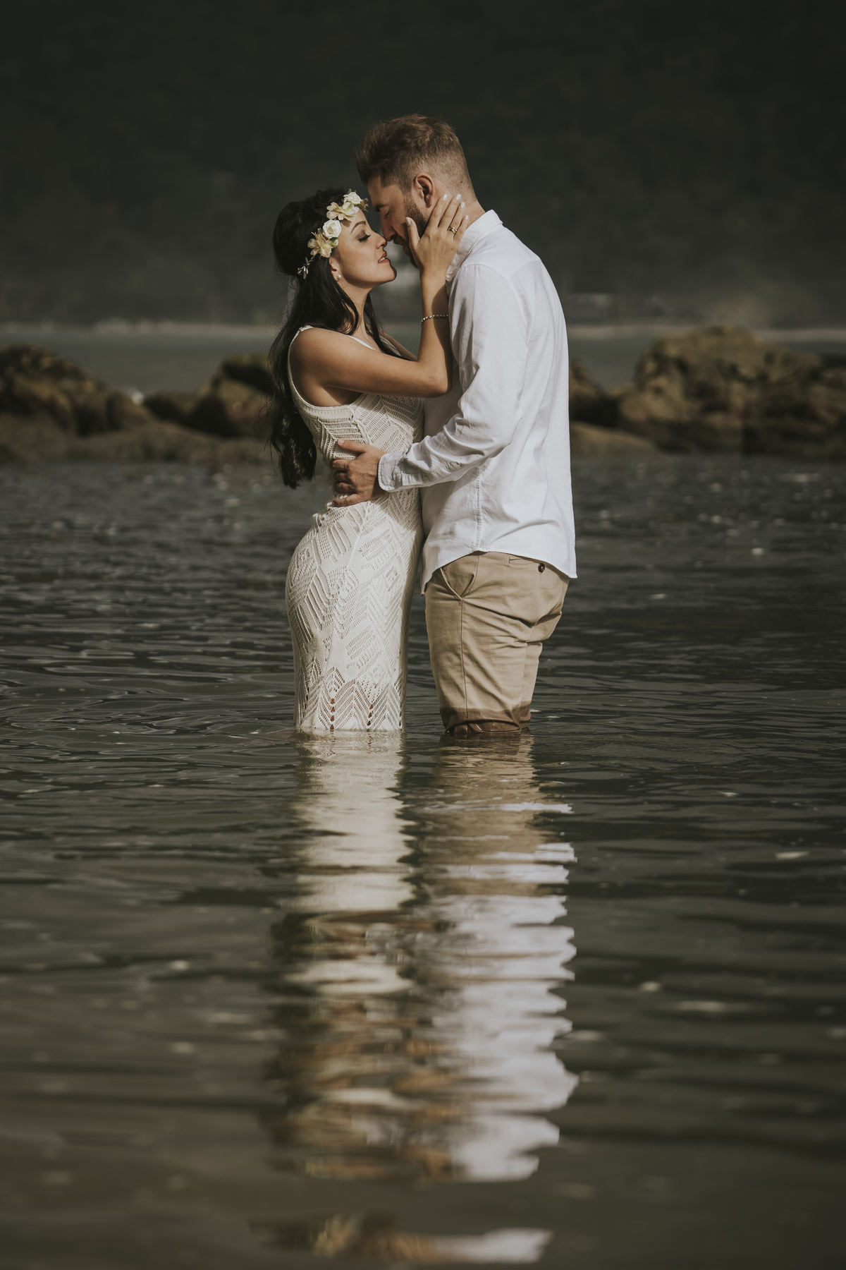 Ensaio pré casamento Bruna e Diego praia das conchas guarujá - sp,  pre-wedding noivos na água