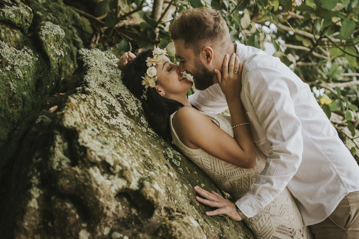 Ensaio pré casamento Bruna e Diego praia das conchas guarujá - sp,  pre-wedding noivos nas pedras
