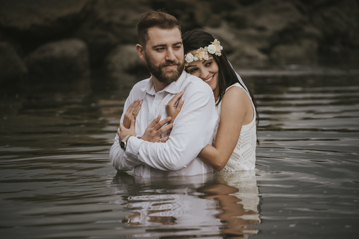 Ensaio pré casamento Bruna e Diego praia das conchas guarujá - sp,  pre-wedding noivos abraçados na água
