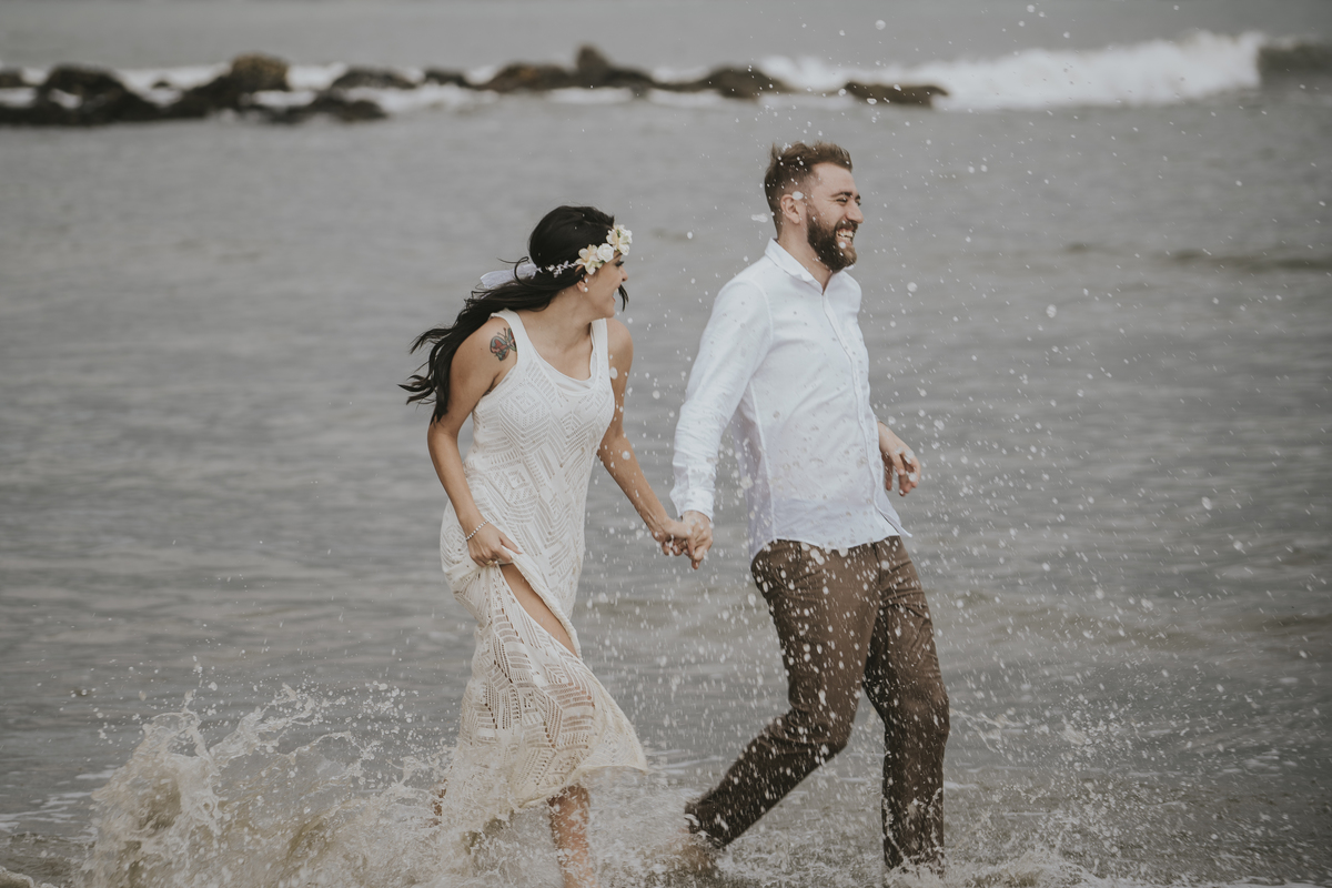 Ensaio pré casamento Bruna e Diego praia das conchas guarujá - sp,  pre-wedding noivos correndo na praia