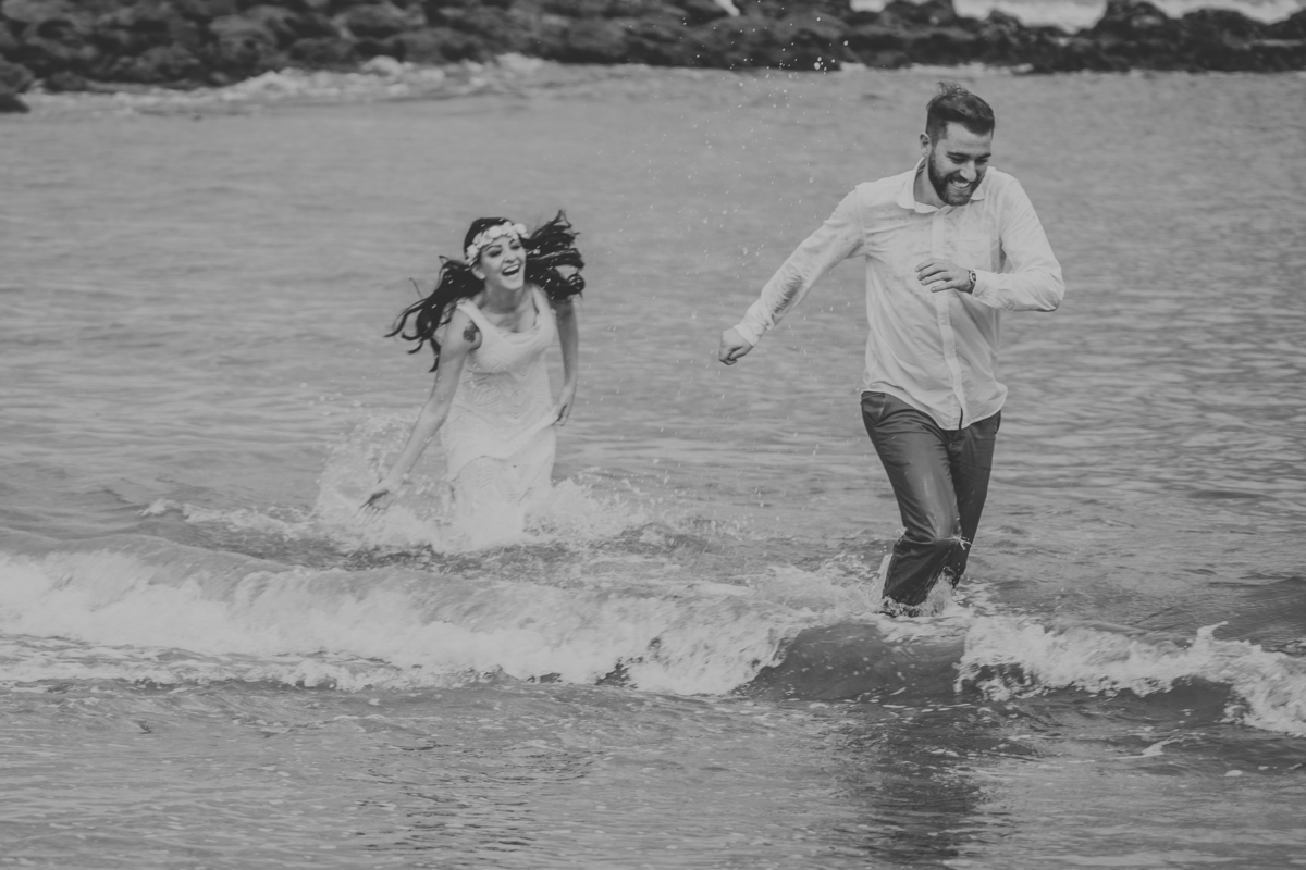 Ensaio pré casamento Bruna e Diego praia das conchas guarujá - sp,  pre-wedding noivos correndo na praia