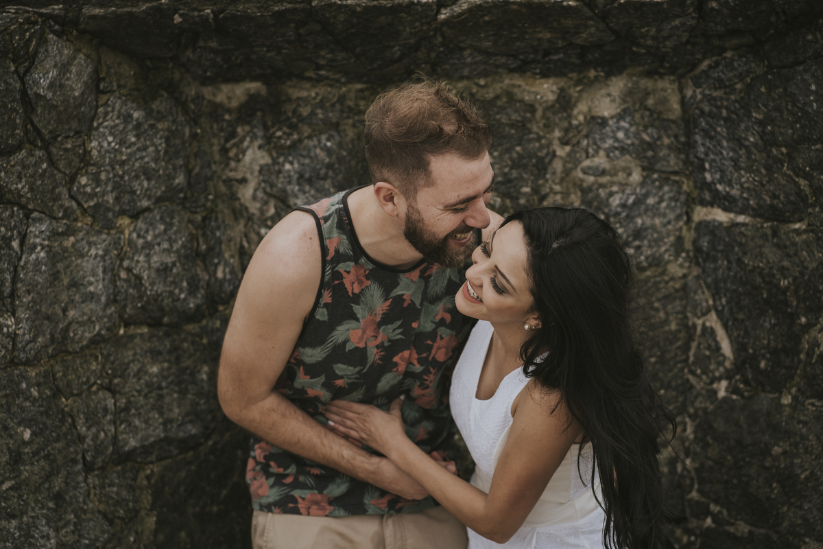 Ensaio pré casamento Bruna e Diego praia das conchas guarujá - sp,  pré-wedding noivos próximo as pedras