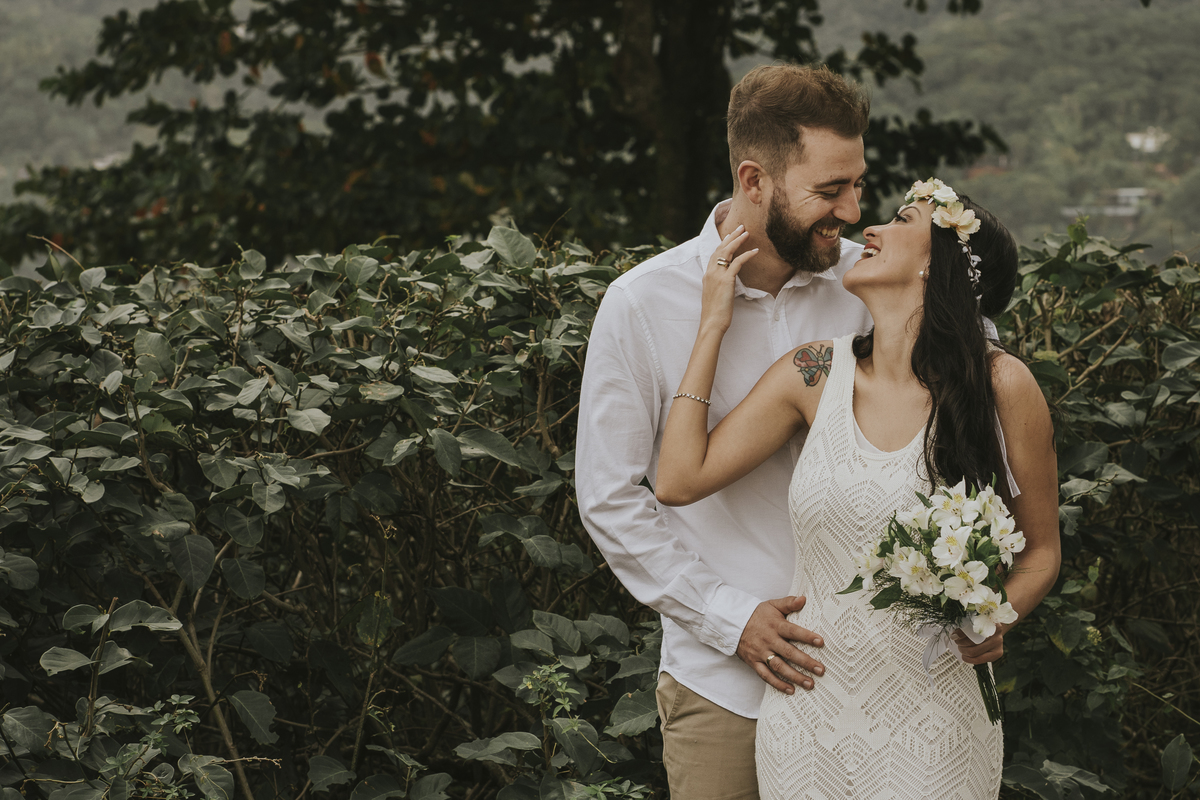 Ensaio pré casamento Bruna e Diego praia das conchas guarujá - sp,  pre-wedding beijo próximo as plantas