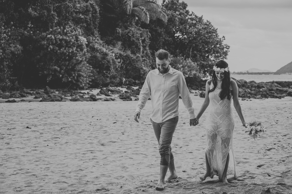 Ensaio pré casamento Bruna e Diego praia das conchas guarujá - sp,  pre-wedding mãos dadas