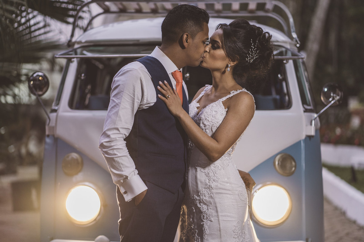 foto casal em frente a kombi casamento Jiuvan e Thuany Recanto Santa Rita