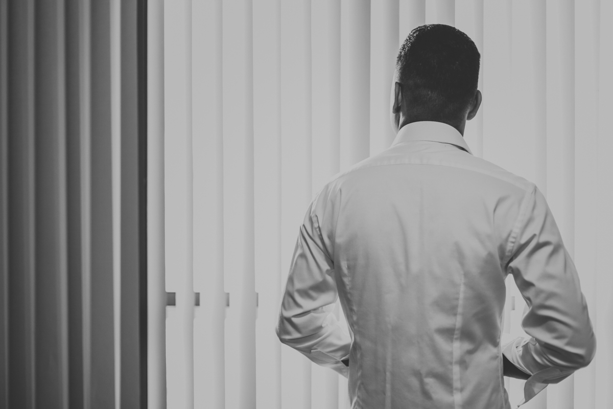 noivo se arrumando para o  casamento Jiuvan e Thuany Recanto Santa Rita