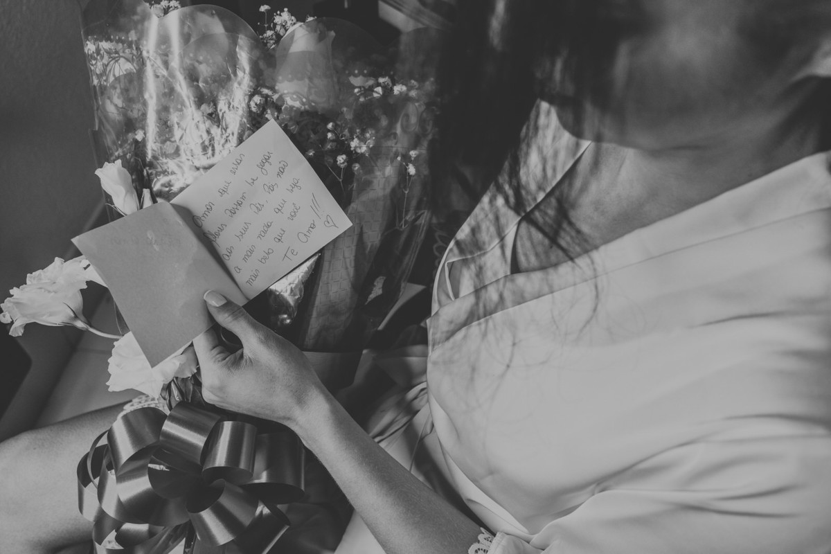 bilhete do noivo junto do bouquet de flores casamento Jiuvan e Thuany Recanto Santa Rita