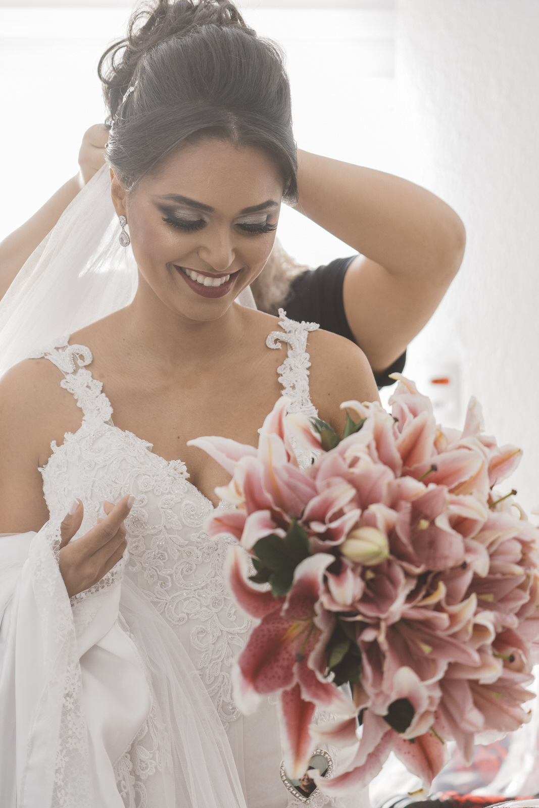 colocando véu na noiva casamento Jiuvan e Thuany Recanto Santa Rita