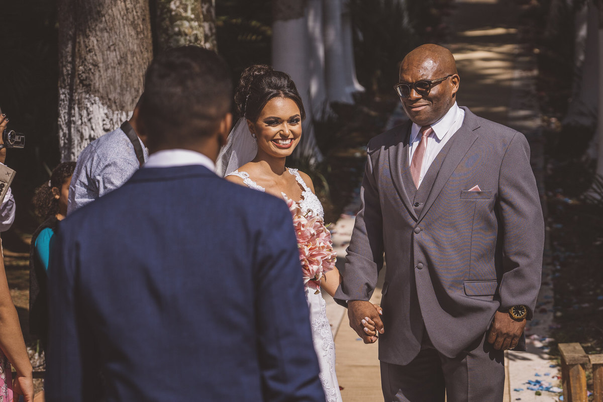 noivo indo em direção a noiva casamento Jiuvan e Thuany Recanto Santa Rita