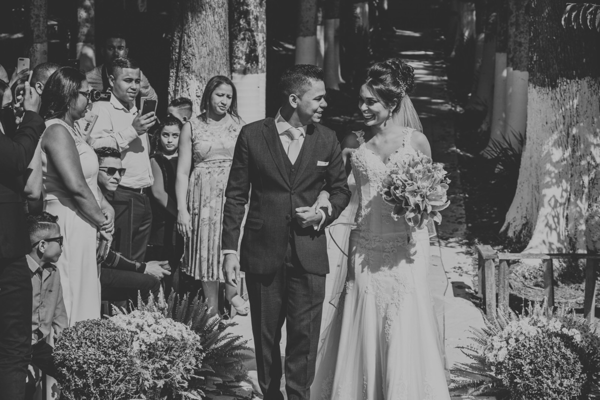 noivos indo ao altar juntos casamento Jiuvan e Thuany Recanto Santa Rita