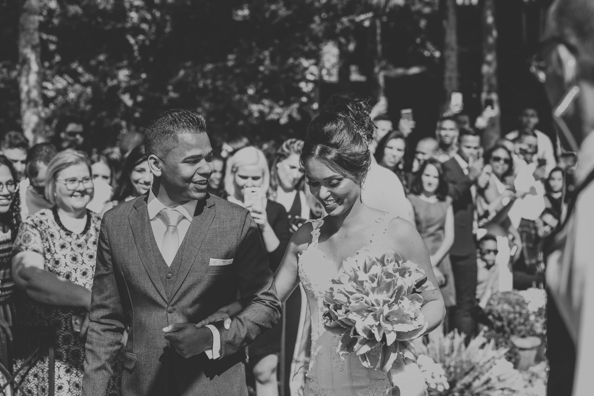 noivo olhando para noiva casamento Jiuvan e Thuany Recanto Santa Rita