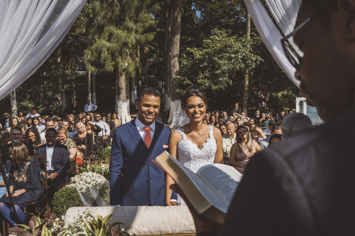 pastor lendo a palavra para os noivos casamento Jiuvan e Thuany Recanto Santa Rita