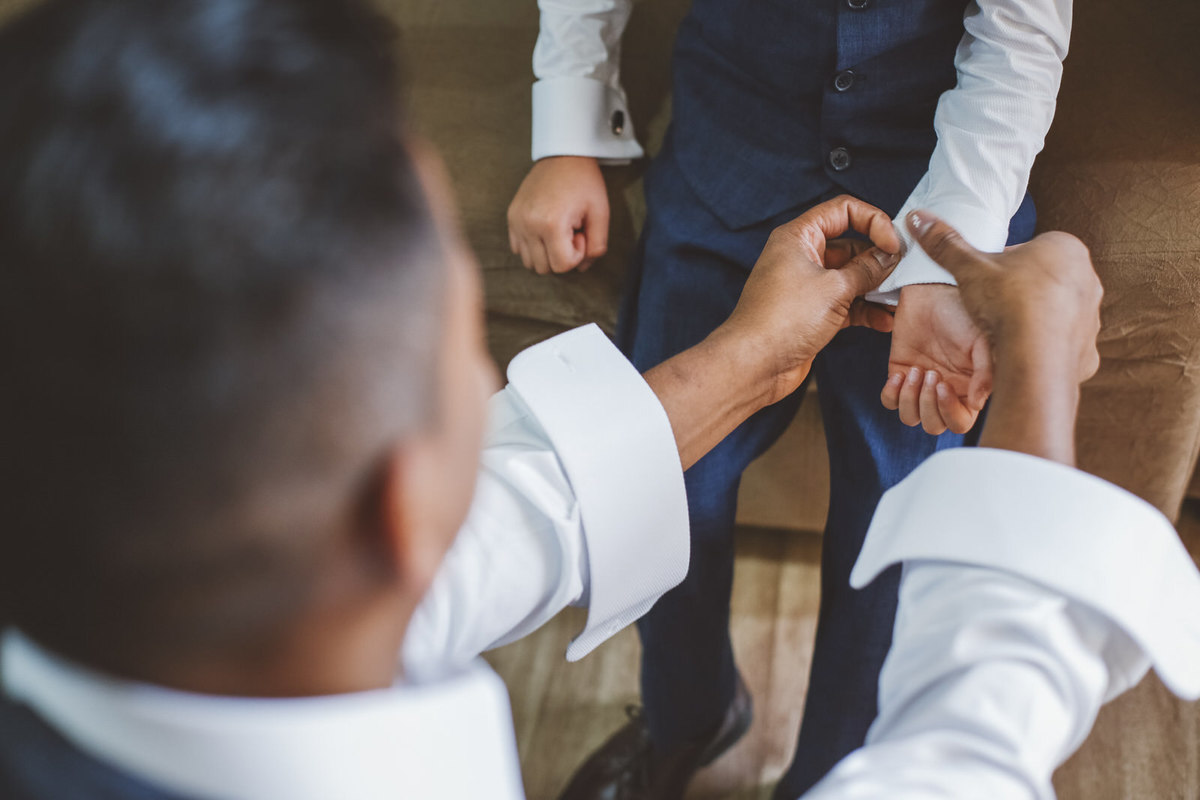 noivo arrumando o pajen para o casamento