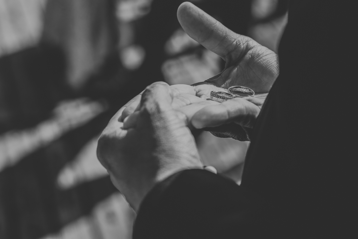 pastor orando pelas alianças casamento Jiuvan e Thuany Recanto Santa Rita