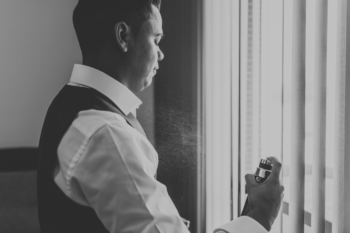 noivo passando perfume  casamento Jiuvan e Thuany Recanto Santa Rita