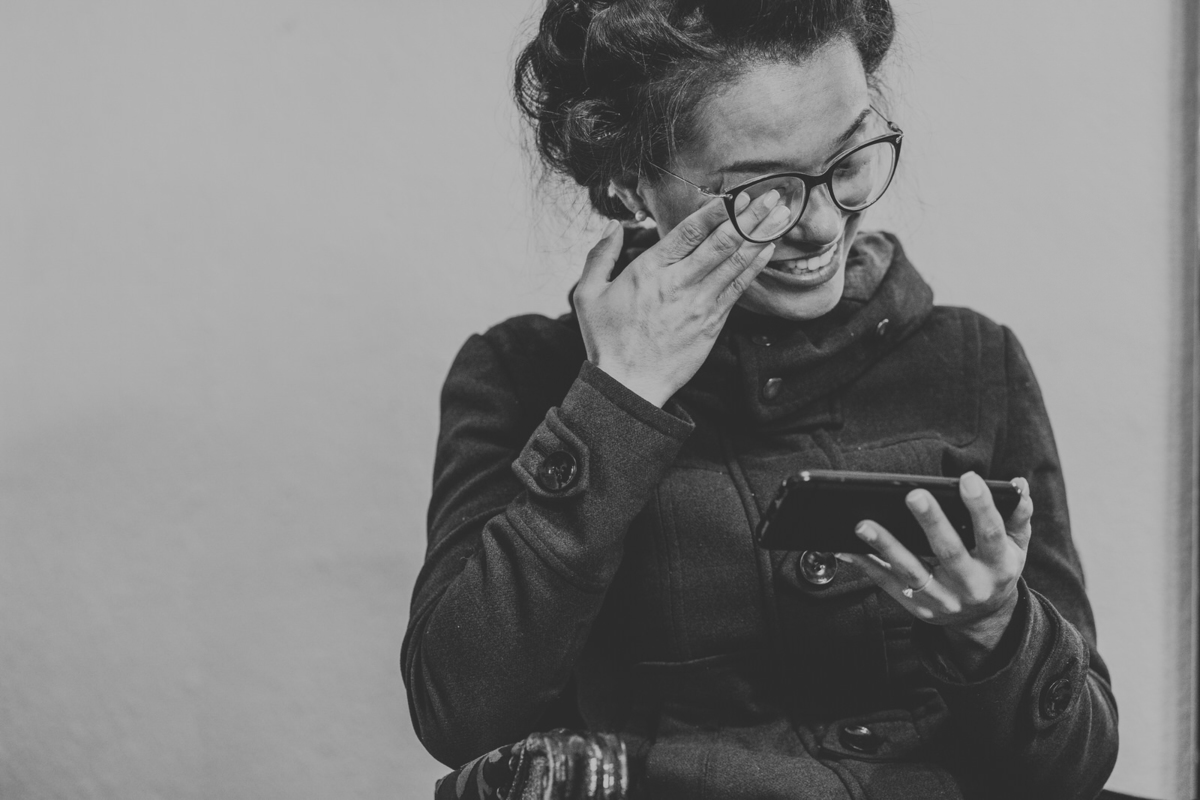 noiva emocionada assistindo ensaio pré casamento Jiuvan e Thuany Recanto Santa Rita