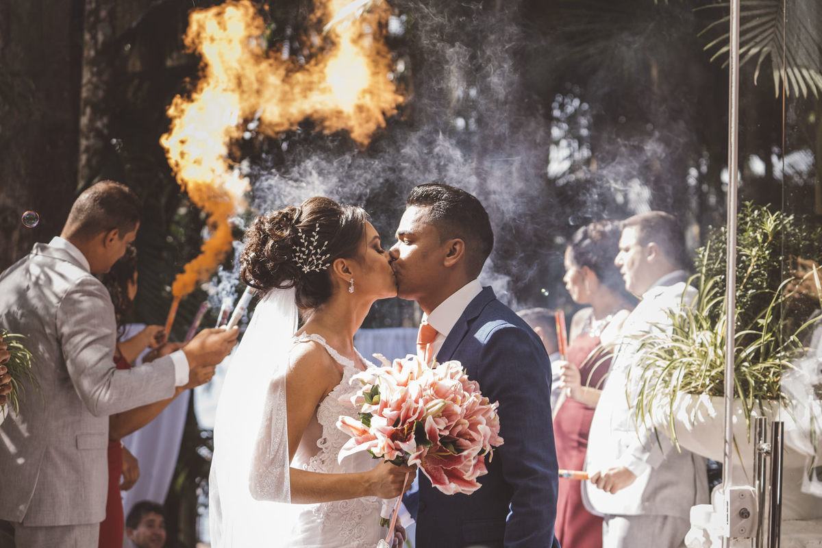 beijo do casal recepção dos padrinhos casamento Jiuvan e Thuany Recanto Santa Rita