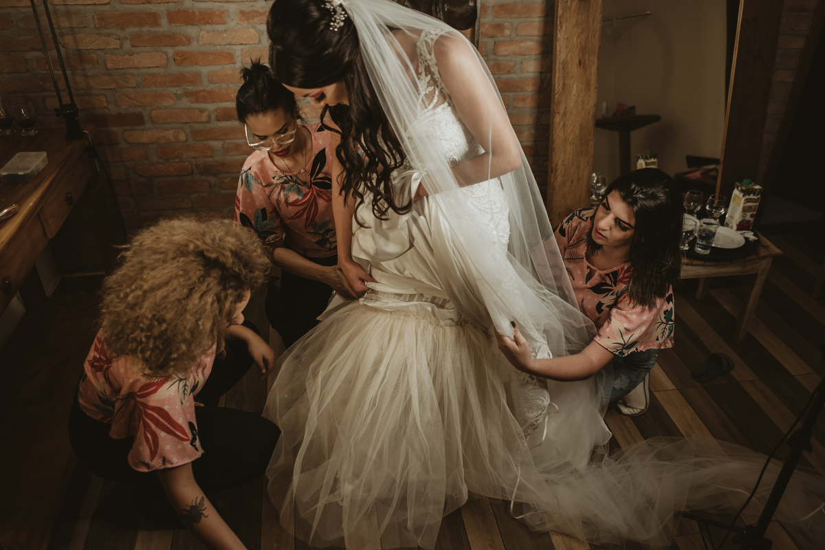 últimos detalhes no vestido Casamento Espaço Vista Verde