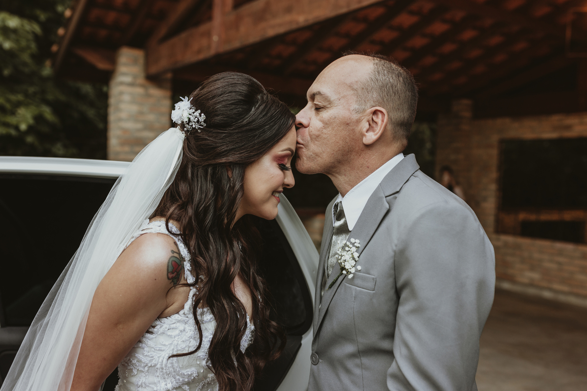 noiva com o pai antes da entrada Casamento Espaço Vista Verde