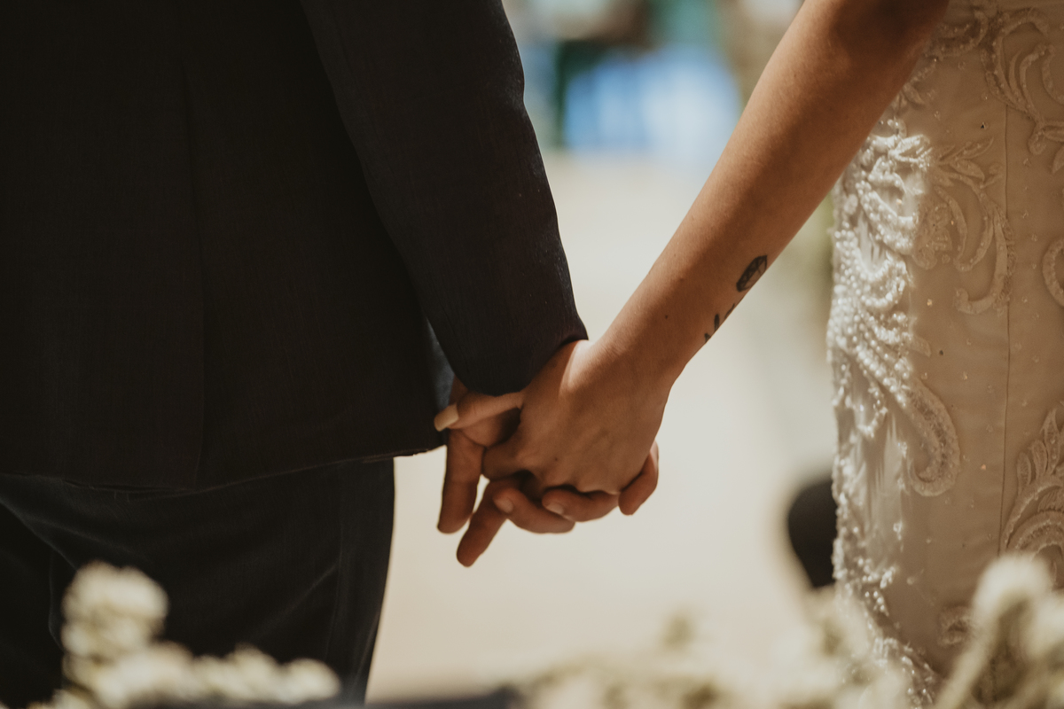 mãos dadas na entrada das alianças Casamento Espaço Vista Verde